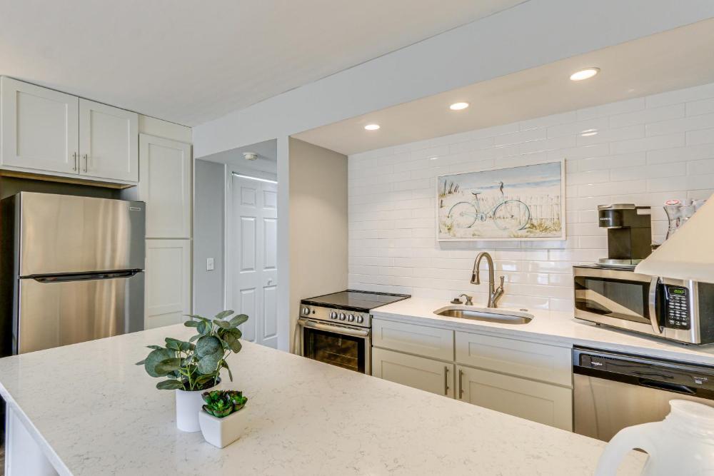 Hilton Head Island Studio with Patio Walk to Beach!